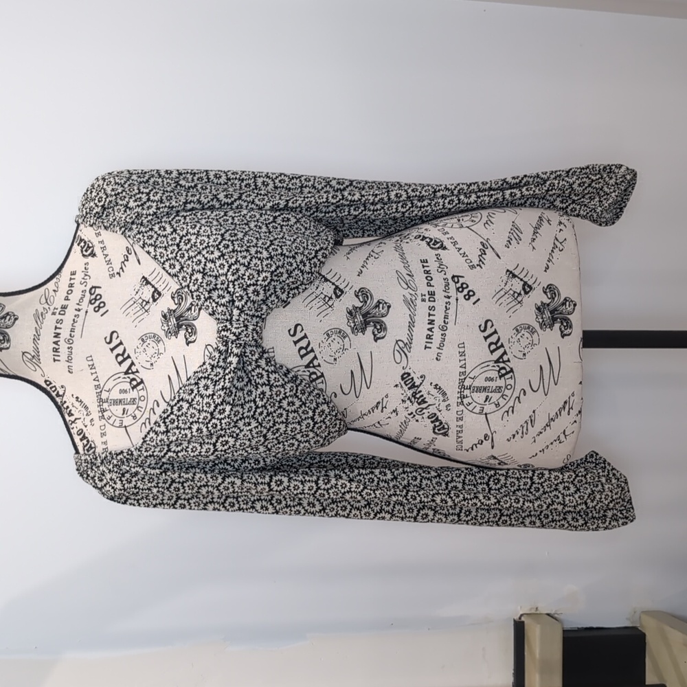 AMERICAN EAGLE | Women's Black/White Floral Long Sleeved Smocked Back Crop Top